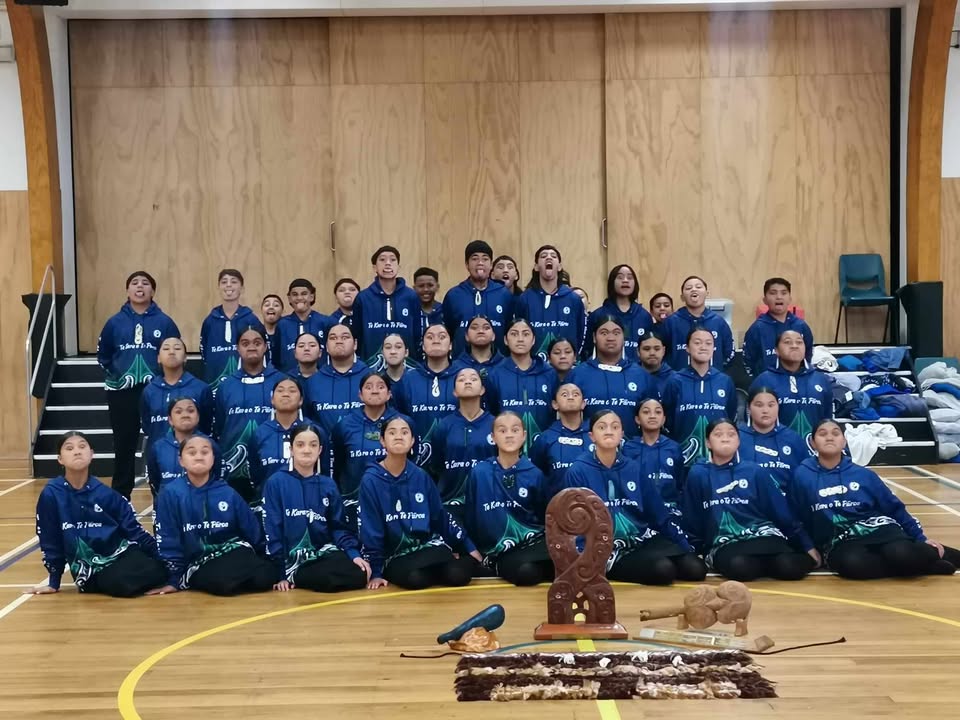 Te Kura o Te Paroa Kapa Haka Team - Rahora Riini